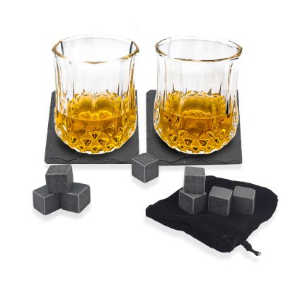 Whiskey-Set in einer Holzkiste mit Glas, Zange, Untersetzer und Whiskysteinen