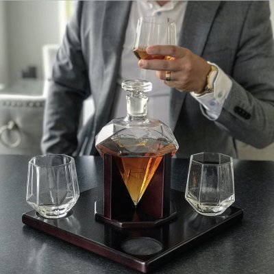 Whiskeykaraffe Diamant mit 4 Gläsern & Holzplatte, 0,75 Liter